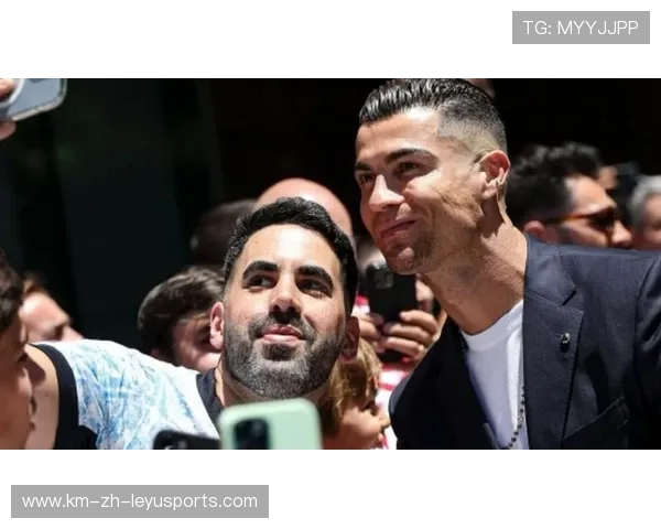 C罗被发现在夜市为粉丝签名并付账，暖到心窝