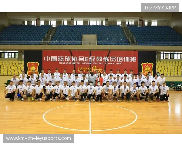 世界篮球学院在教练培养中注重实践与理论并重提高教学效果，世界上最好的篮球教练